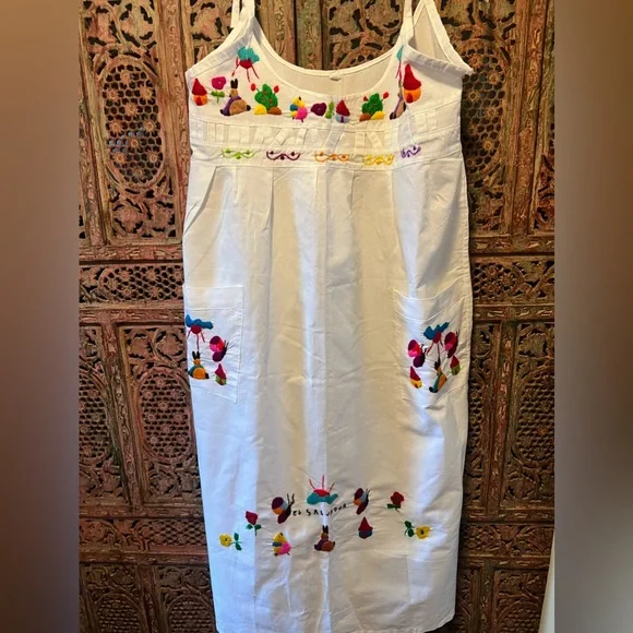 Beautiful embroidered El Salvador dress - Picture 1 of 8